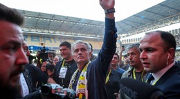 Jose Mourinho máva fanúšikom počas jeho oficiálneho predstavenia ako nového trénera Fenerbahce Istanbul