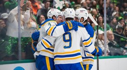 Buffalo Sabres oslavuje gól. 