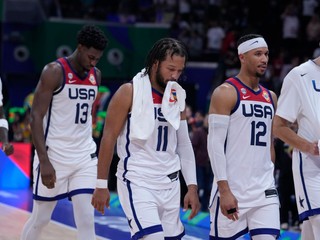 Sklamaní basketbalisti USA po vypadnutí s Nemeckom v semifinále MS v basketbale 2023.