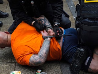 Zásah polície pred semifinále Holandsko - Anglicko na EURO 2024