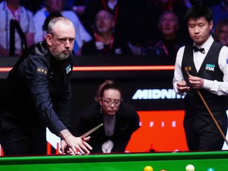 Mark Williams (vľavo) a Čao Sin-tchung (Xintong Zhao) počas finále MS v snookri 2025.