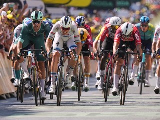 Cyklisti špurtujú na Tour de France 2025.