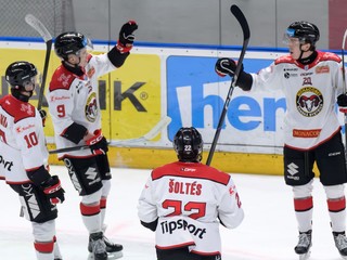 Radosť hráčov Banskej Bystrice po góle  v zápase 31. kola hokejovej Tipsport ligy medzi HK Nitra a HC MONACObet Banská Bystrica.