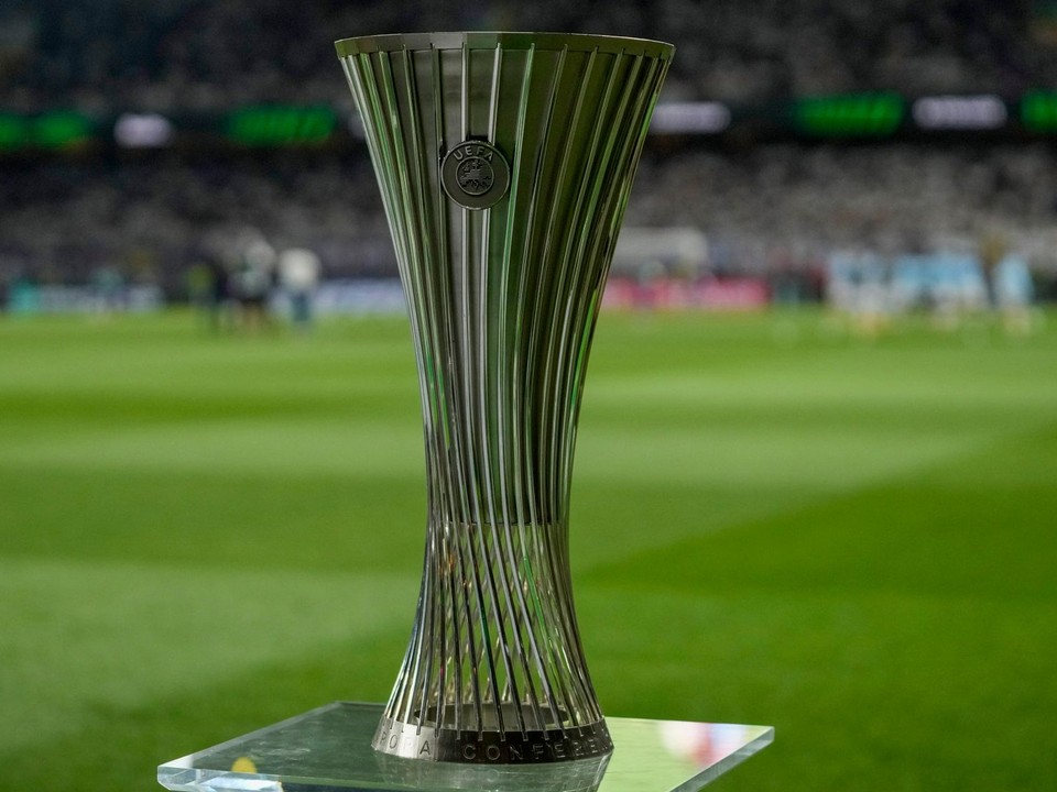Víťazná trofej Konferenčnej ligy 