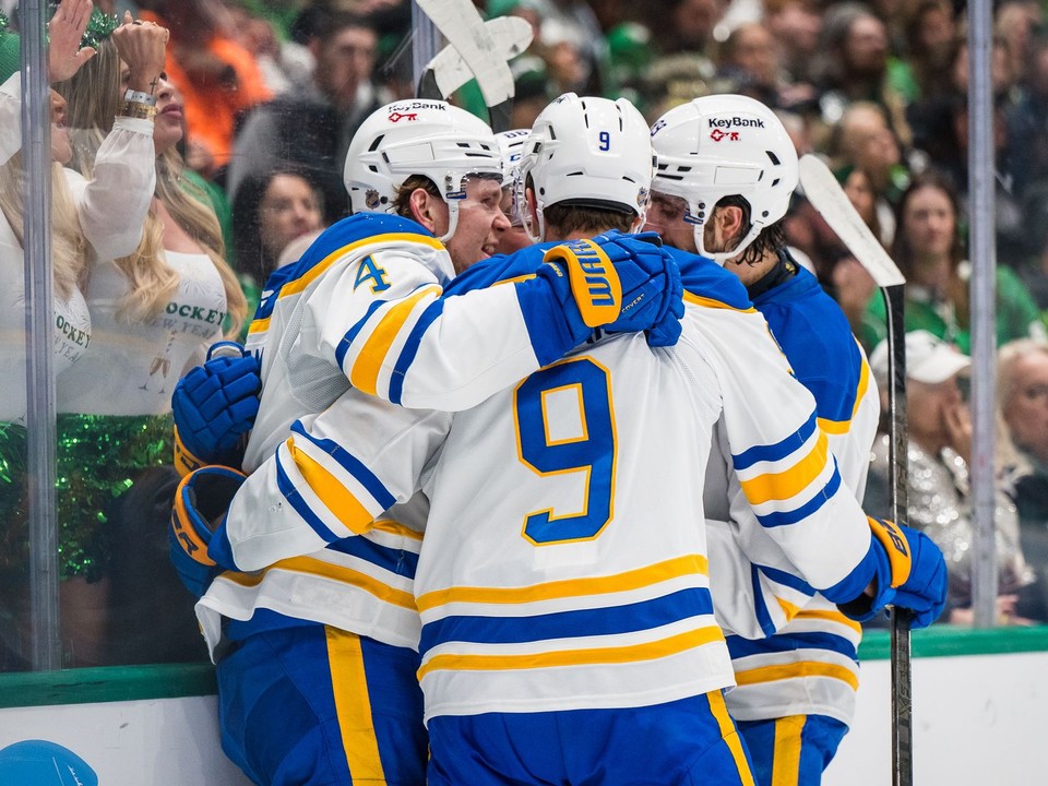 Buffalo Sabres oslavuje gól. 