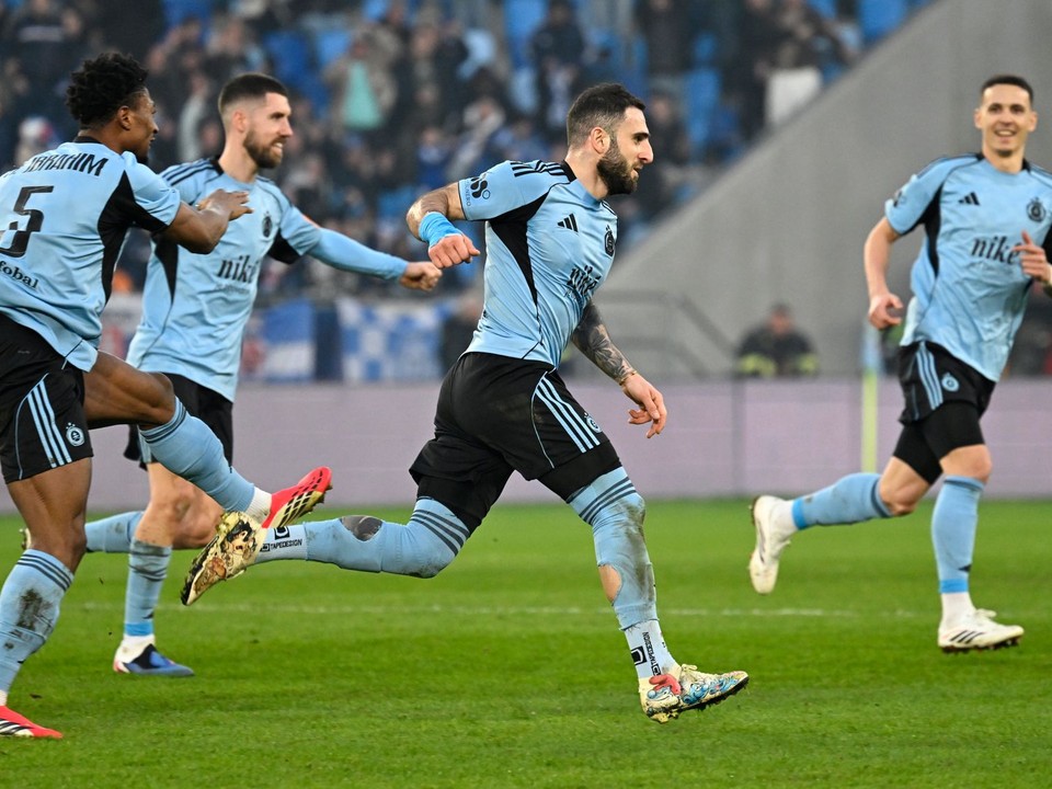 Na snímke uprostred Tigran Barseghjan (Slovan) sa raduje po strelení tretieho gólu.