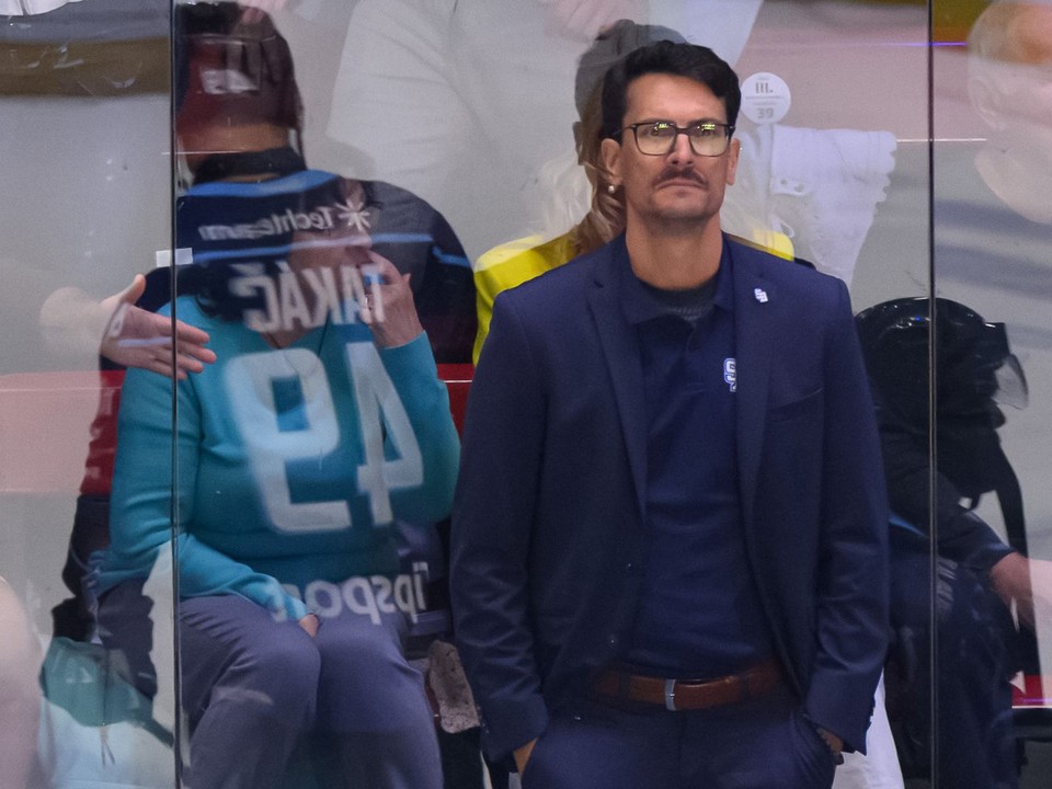 Hlavný tréner HC Slovan Bratislava Brad Tapper v zápase 1. kola hokejovej Tipsport ligy medzi HK Nitra a HC Slovan Bratislava.