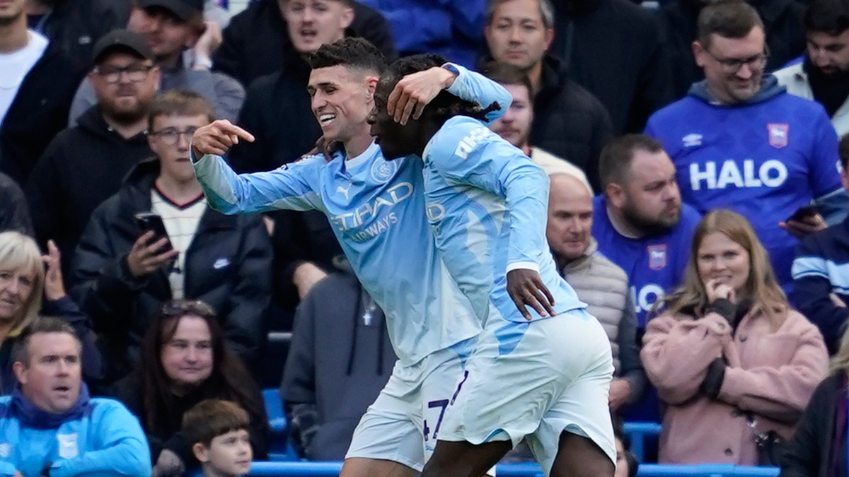 Na snímke hráči Manchestru City Phil Foden (vľavo) a Jeremy Doku sa tešia z gólu.