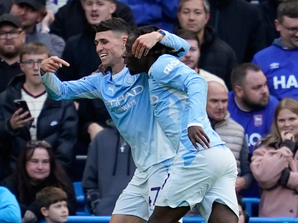Na snímke hráči Manchestru City Phil Foden (vľavo) a Jeremy Doku sa tešia z gólu.