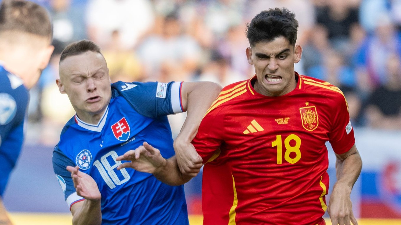 Nino Marcelli (vľavo) a Gerard Martín v zápase Slovensko - Španielsko v skupine A na EURO U21 2025 (ME vo futbale do 21 rokov).