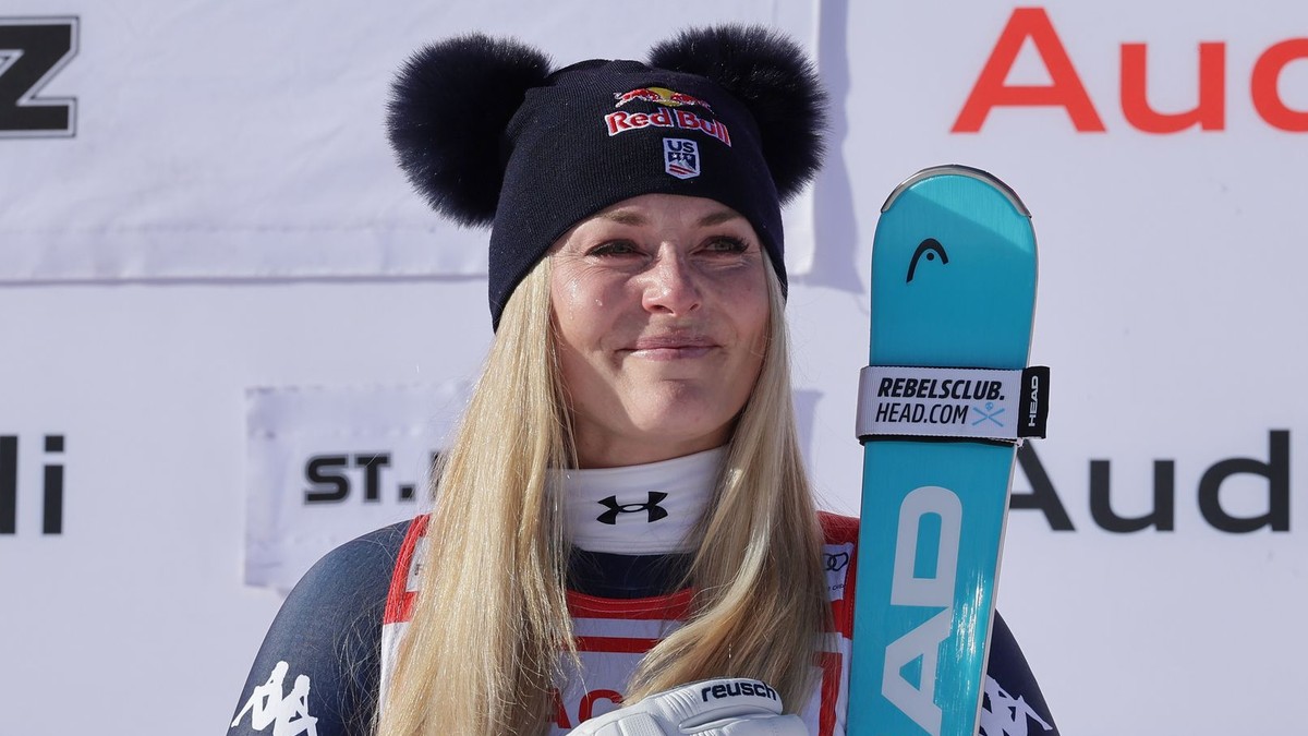 Americká lyžiarka Lindsey Vonnová oslavuje víťazstvo v zjazde v St. Moritzi 2025.