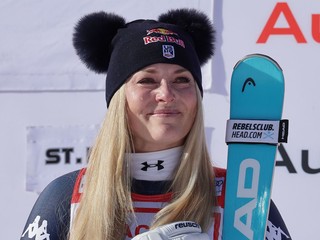 Americká lyžiarka Lindsey Vonnová oslavuje víťazstvo v zjazde v St. Moritzi 2025.