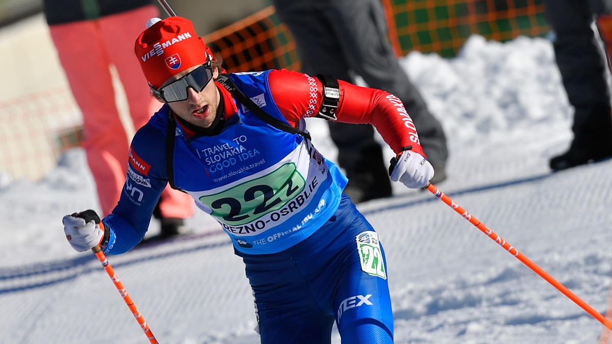 Slovenský biatlonista Damián Cesnek na trati miešanej štafety 