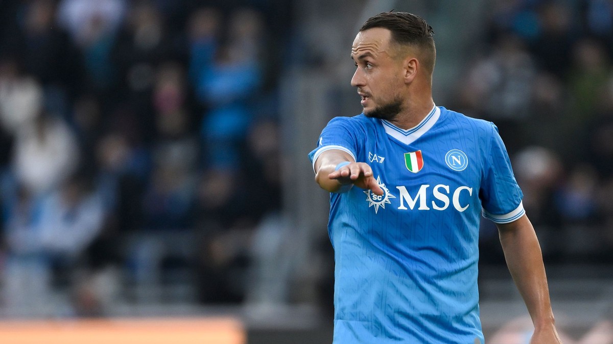 Stanislav Lobotka v zápase s Bolognou