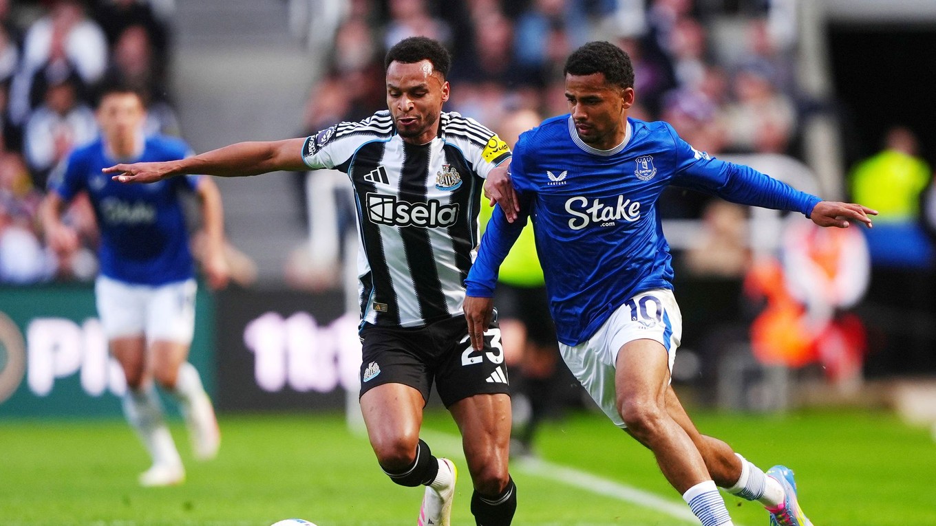 Jacob Murphy a Iliman Ndiaye.