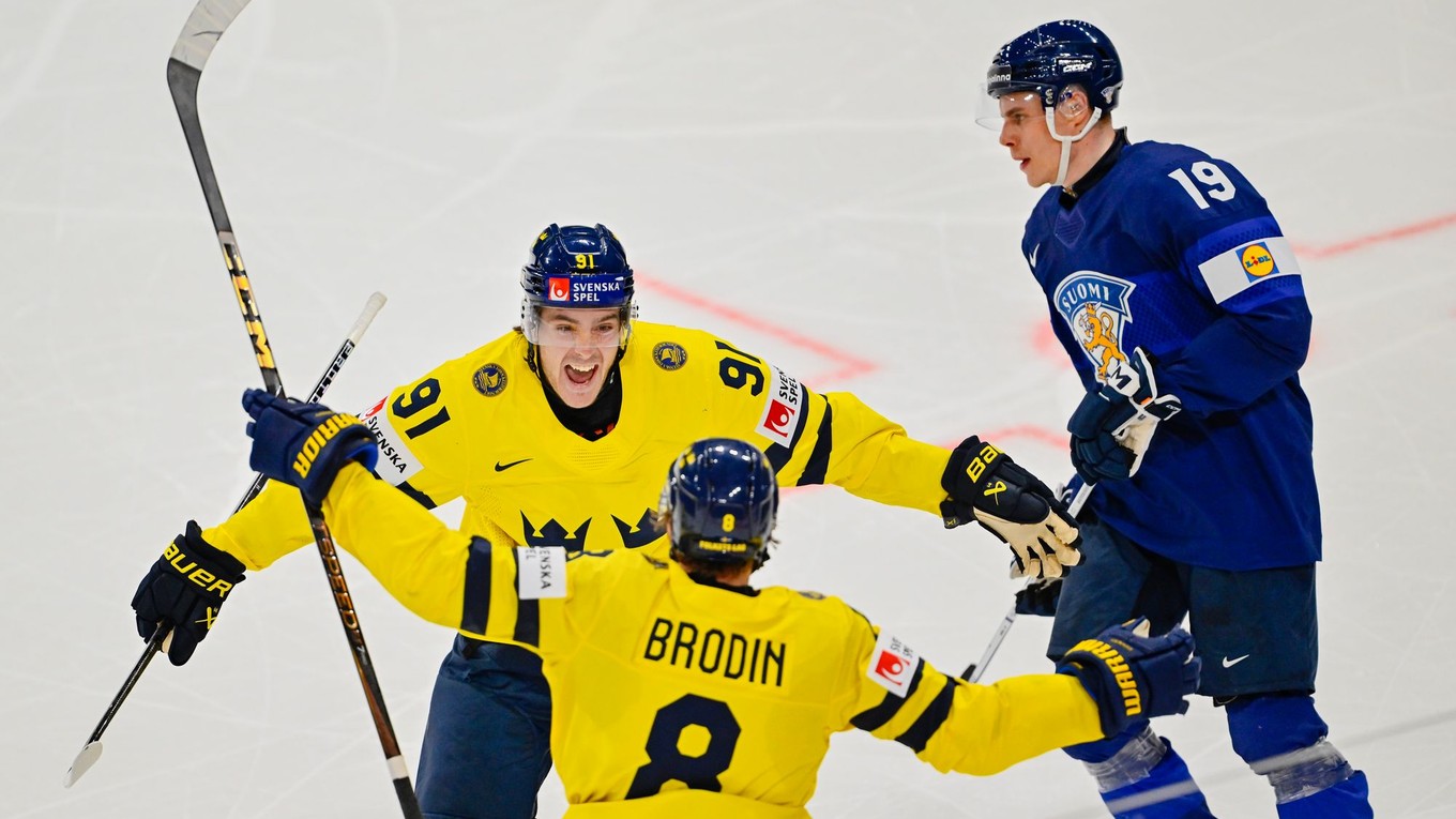 Jonas Brodin oslavuje gól na MS v hokeji 2025. 