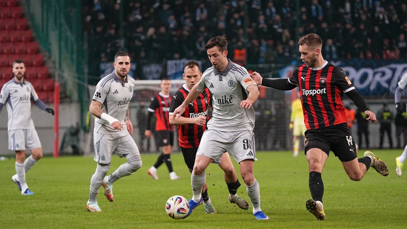 Na snímke hráč Spartaku Trnava Miloš Kratochvíl (14) a hráč Slovana Bratislava Andraž Šporar (99) v súboji o loptu.