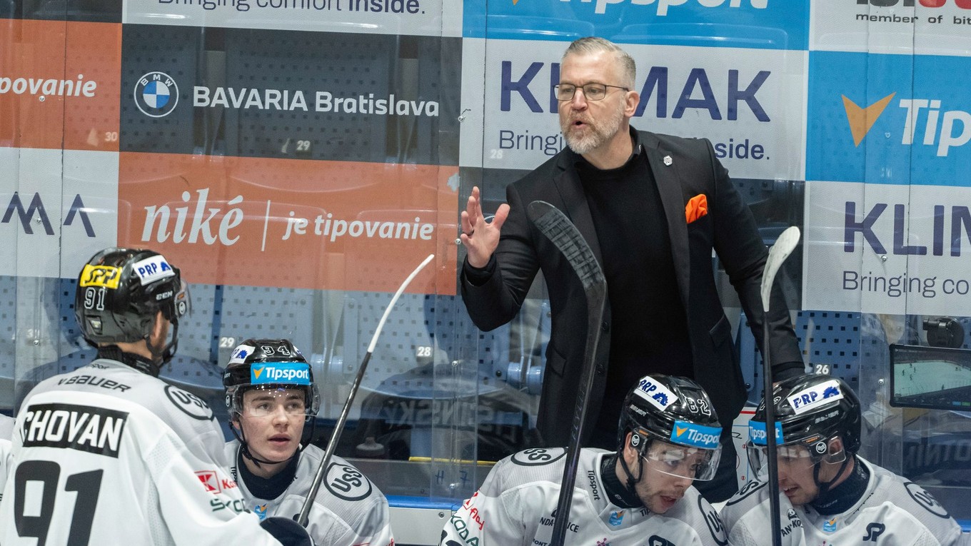 Tréner Košíc Dan Ceman gestikuluje.