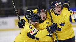 Hokejisti Švédska na radujú z gólu na MS U20 2024.