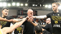 Uprostred tréner Interu Aramis Naglič v odvetnom štvrťfinálovom stretnutí play off Severoeurópskej ligy ENBL Inter Bratislava - Valmiera Glass Via.