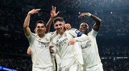 Federico Valverde z Real Madrid (v strede) oslavuje po strelení svojho tretieho gólu.
