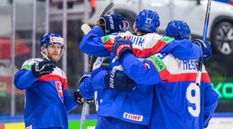 Hokejisti Slovenska sa radujú z gólu v zápase Švédsko - Slovensko na majstrovstvách sveta v hokeji.