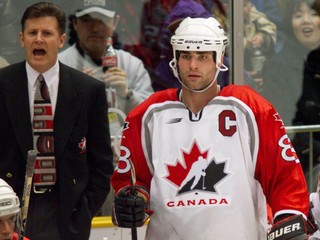 Eric Lindros ako kapitán hokejistov Kanady na ZOH 1998 v Nagane.
