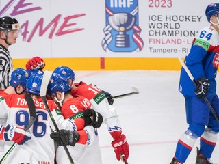 Českí reprezentanti sa tešia po strelenom góle v zápase Slovensko - Česko na MS v hokeji 2023.