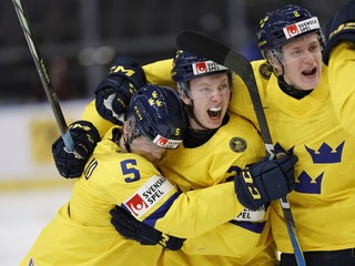 Hokejisti Švédska na radujú z gólu na MS U20 2024.