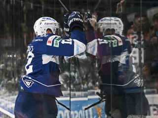 Josh Passolt (Nitra) sa raduje z gólu v šiestom zápase finále play-off Tipos extraligy HK Nitra - HC Košice.