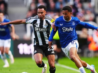 Jacob Murphy a Iliman Ndiaye.