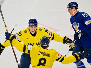 Jonas Brodin oslavuje gól na MS v hokeji 2025. 