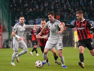 Na snímke hráč Spartaku Trnava Miloš Kratochvíl (14) a hráč Slovana Bratislava Andraž Šporar (99) v súboji o loptu.