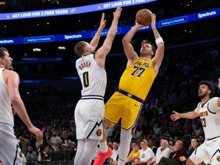 Luka Dončič strieľa kôš