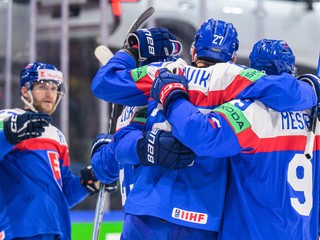 Hokejisti Slovenska sa radujú z gólu v zápase Švédsko - Slovensko na majstrovstvách sveta v hokeji.