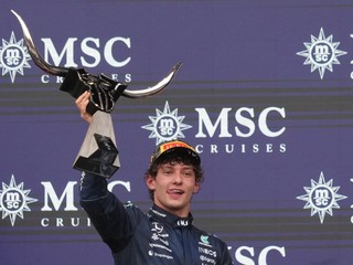 Kimi Antonelli s trofejou pre víťaza Veľkej ceny USA.