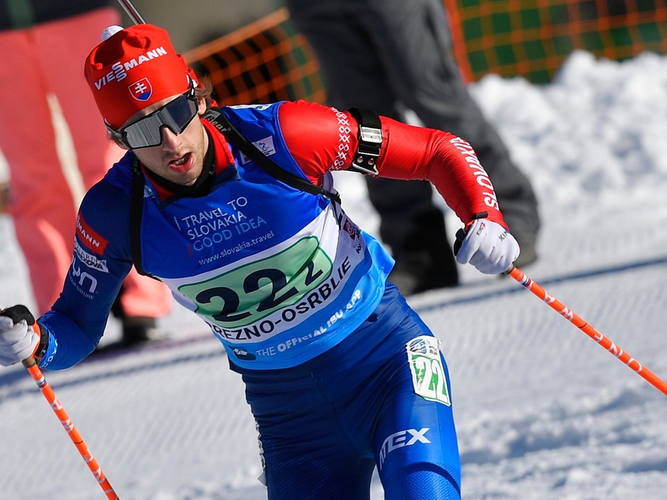 Slovenský biatlonista Damián Cesnek na trati miešanej štafety 