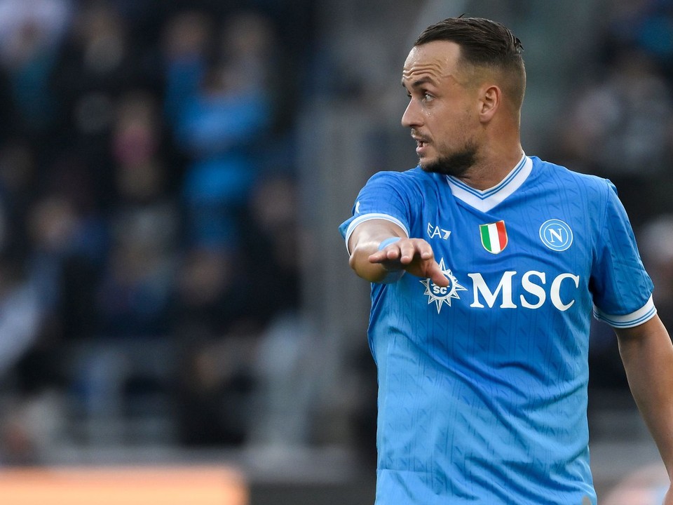 Stanislav Lobotka v zápase s Bolognou