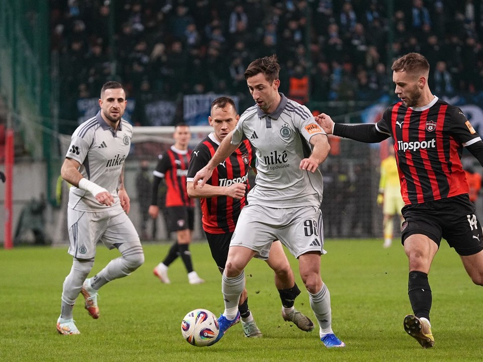 Na snímke hráč Spartaku Trnava Miloš Kratochvíl (14) a hráč Slovana Bratislava Andraž Šporar (99) v súboji o loptu.