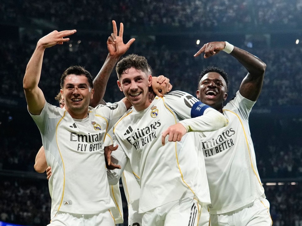 Federico Valverde z Real Madrid (v strede) oslavuje po strelení svojho tretieho gólu.
