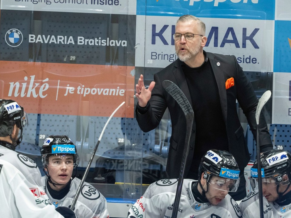 Tréner Košíc Dan Ceman gestikuluje.