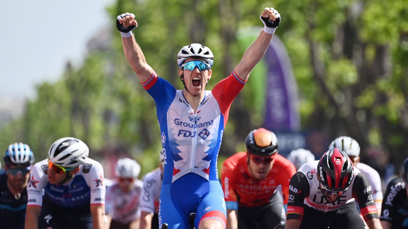 Víťazné gesto francúzskeho cyklistu Arnauda Démara. 
