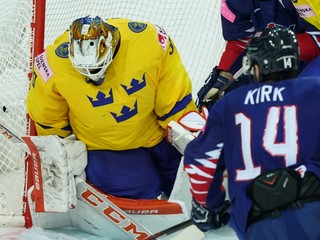 Brankár Viktor Fasth vo svojom poslednom zápase kariéry Švédsko - Veľká Británia na MS v hokeji 2021.