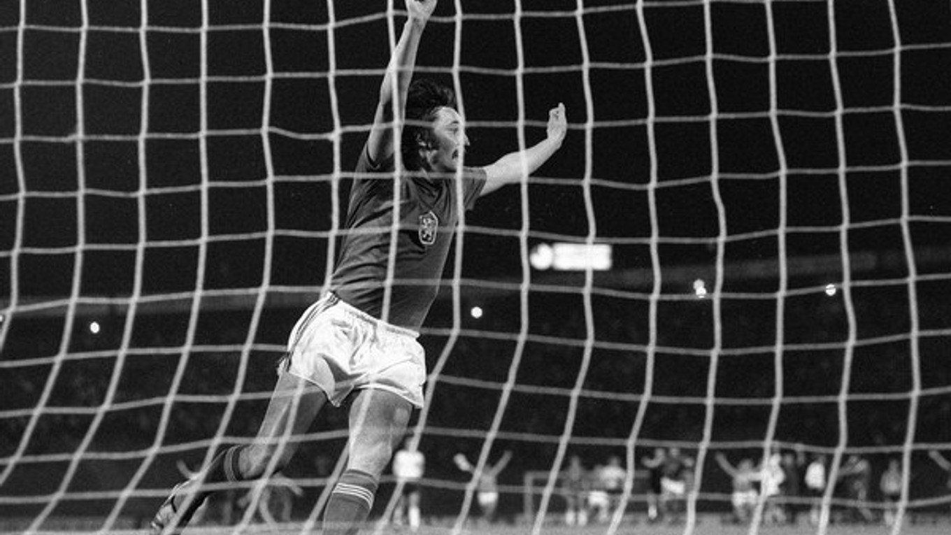 Antonín Panenka sa po premenenej penalte teší z triumfu Československa na ME vo futbale 1976.