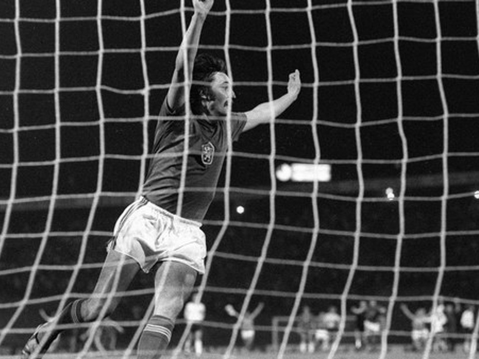 Antonín Panenka sa po premenenej penalte teší z triumfu Československa na ME vo futbale 1976.