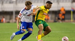 Na snímke sprava Kristián Bari (Žilina) a Roko Brajkovič (Split).
