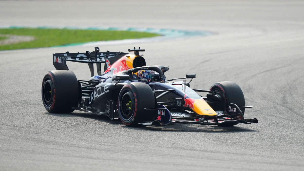 Verstappen Wins First Pole Position of the Season in Bahrain GP Qualifying