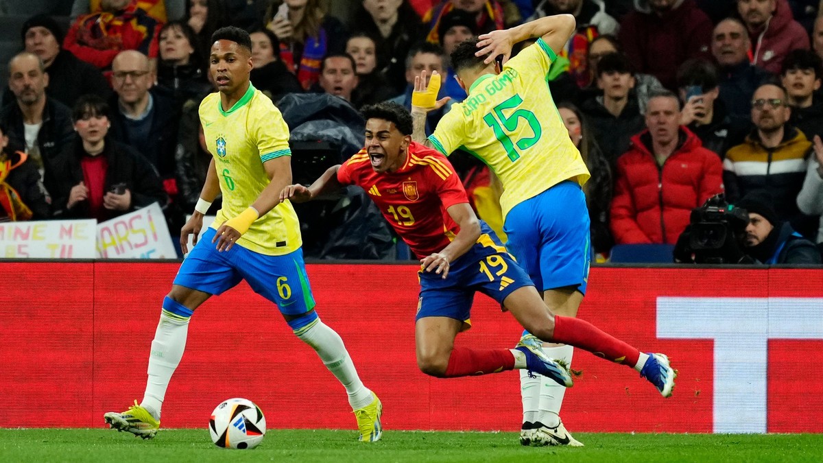 Lamine Yamal (v červenom) v zápase proti Brazílii. 