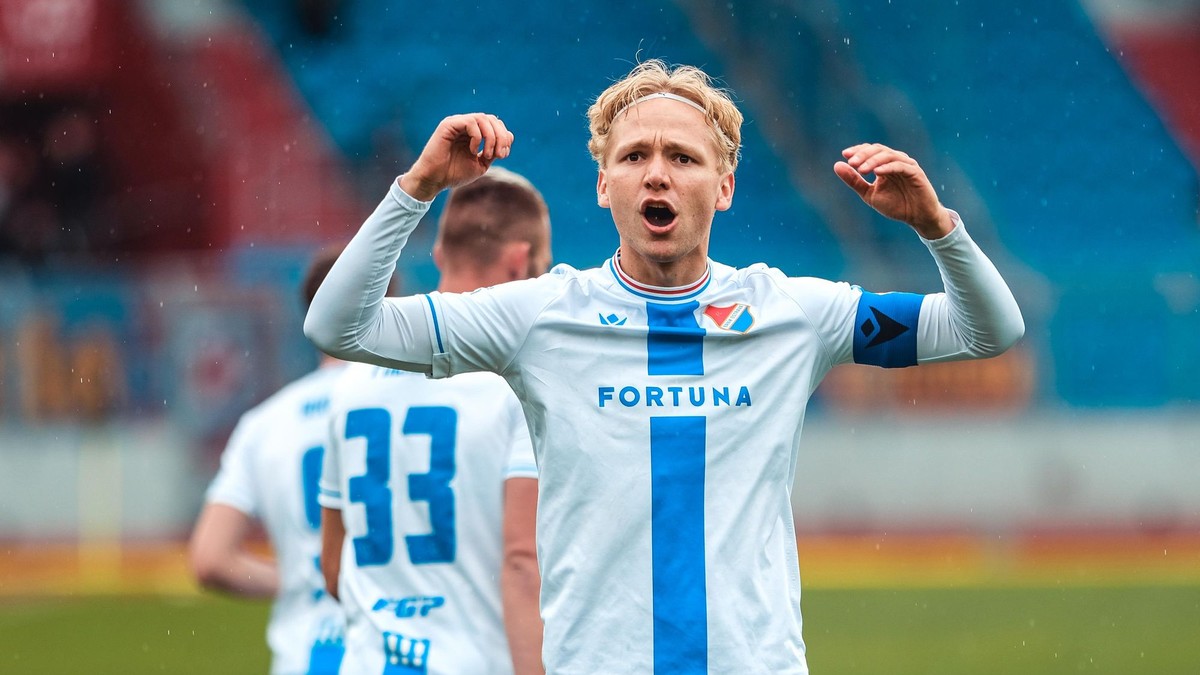 Futbalisti FC Baník Ostrava oslavujú gól.