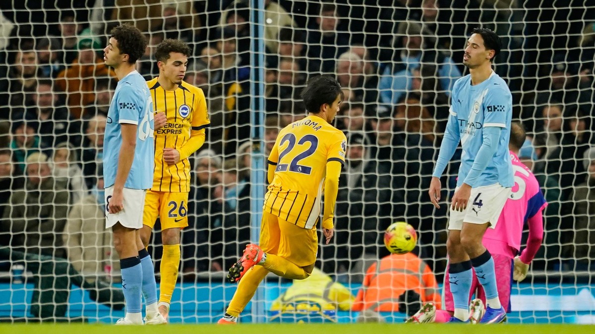 Hráč Kaoru Mitoma v drese Brighonu oslavuje po góle do siete Manchestru City.